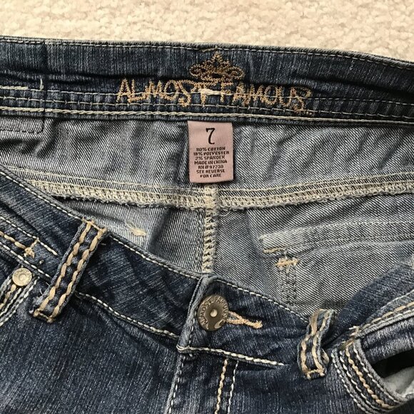 ALMOST FAMOUS DISTRESSED CAPRI JEANS SIZE 7 - Picture 4 of 7